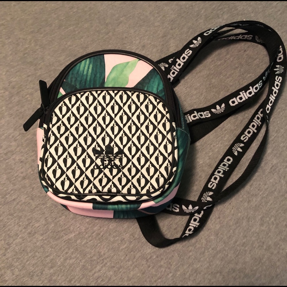 I’m selling this adidas mini backpack.